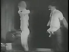 Liderlig chick fingre hendes kusse i en sort og hvid porno