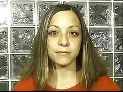 Brunette klatrer på sengen og spreder hendes ben