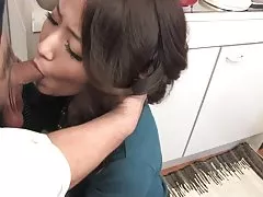 Brunette med en krave får hendes klit, drillet med legetøj
