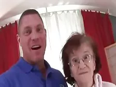 76yr gamle tynde bedstemor marcela stinker kneppet og cummed på