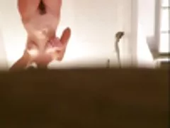 Slowmotion af behårede bush kone får ud af bruseren